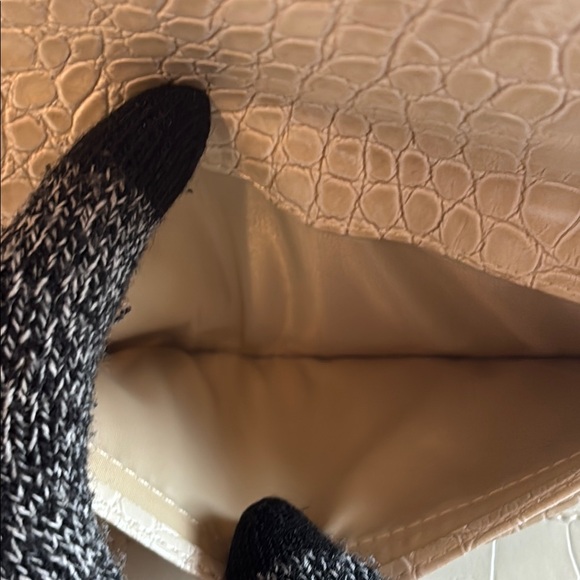 GUESS Cream Textured Wallet with Bow Closure โ GUC - Picture 5 of 11